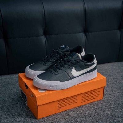 核心私 Nike耐克Court Shot男子运动鞋春季透气轻便运动板鞋 经典网眼 橡胶鞋底 皮面的材质 包裹感很强 但鞋底偏硬 适合日常通勤穿搭 该鞋型延续了传