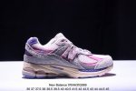 新百伦 New Balance 2002R 跑鞋 男女运动鞋 潮老爹鞋。沿袭了面世之初的经典科技，以 Encap 中底配以升级版 N-Ergy 缓震物料。鞋面则
