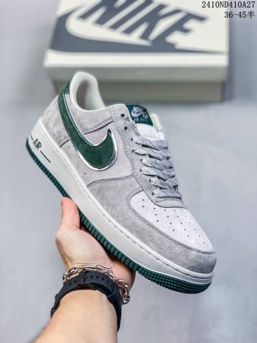 福利特价耐克Nike AIR FORCE 1‘07 空军一号低帮百搭休闲运动板鞋。柔软、弹性十足的缓震性能和出色的中底设计，横跨复古与现代的外型结合，造就出风靡