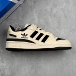 本地 核心私 Adidas Originals Forum 84 Low 阿迪达斯 84 低帮 舒适潮流轻便耐磨板鞋 整体的外观以白色为主，黑色加以点缀，配合上