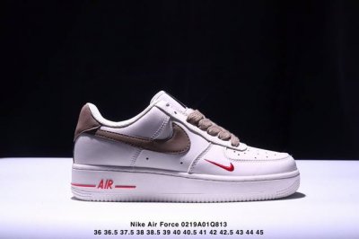 公司级耐克Nike Air Force 1“07空军一号低帮百搭休闲运动板鞋。柔软、弹性十足的缓震性能和出色的中底设计，横跨复古与现代的外型结合，造就出风靡全球
