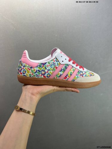 liberty London X Adidas Originals Samba Og 灰粉 此款鞋延续了橡胶外底和经典款式的传统。优质绒面革鞋面和标志性的3条纹