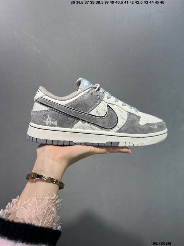 公司级Nike Dunk Sb Low 定制Dunk 定制Dunk Sb顾名思义，具有经典的Dunk血缘，又注入了更多的时尚元素。相较于普通的Dunk滑板鞋，改