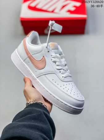 公司级Nike Court Vision Low 白黑 受1980年代中期趋势的启发，Nikecourt Vision Low是一款融合了复古篮球风格的混合运动 - 点击图像关闭