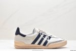 真标阿迪达斯 Adidas Originals Jeans 复古低帮时尚板鞋 看它第一眼 你觉得它像不像 当下热门鞋款 “Samba” 它其实是诞生于 1979