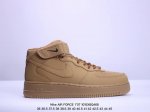 福利特价带半码耐克nike Air Force 1‘07 空军一号低帮百搭休闲运动板鞋。柔软、弹性十足的缓震性能和出色的中底设计，横跨复古与现代的外型结合，造就