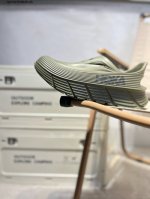 未来主义轮廓,美国新兴跑鞋品牌Hoka One One Ora Recovery Slide 奥拉系列舒适泡棉厚底增高水路两用休闲户外露营洞洞鞋凉拖鞋 提到舒适