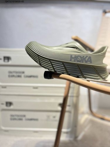 未来主义轮廓,美国新兴跑鞋品牌Hoka One One Ora Recovery Slide 奥拉系列舒适泡棉厚底增高水路两用休闲户外露营洞洞鞋凉拖鞋 提到舒适