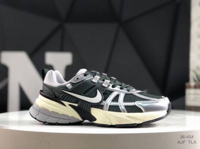 160 耐克Nike V2K Run新款百搭休闲跑步鞋 复古风潮 网面透气 紧致的鞋面材质提供良好的包裹性 鞋侧 Swoosh以及鞋头部分搭配增添不少亮点的镀铬