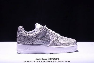 耐克nike Air Force 1 Low 空军一号低帮百搭休闲运动板鞋。柔软、弹性十足的缓震性能和出色的中底设计，横跨复古与现代的外型结合，造就出风靡全球三