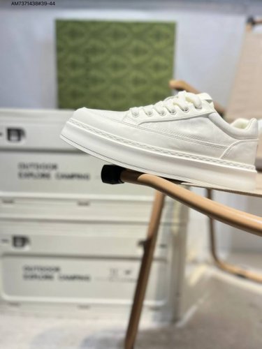 gucci 古驰顶级进口材料 极为亲肤舒适 摸上去非常的细腻 版型上很正 进口牛皮+真皮内里+几何构图案 奢华生动 图案透气不闷热 更为牢固耐穿 色彩更为鲜艳绚