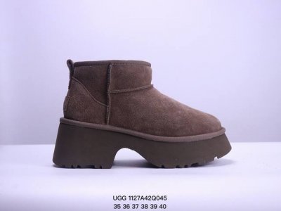 Ugg 雪地靴 女鞋广东原产，采用tpu模压鞋面内嵌人造卷曲羊毛，鞋面具有防水功能，选用7毫米uggpure 植入式羊毛里衬与可拆卸的uggpure 植入式羊毛