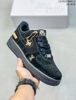 公司级带半码耐克nike Air Force 1‘07 空军一号低帮百搭休闲运动板鞋。柔软、弹性十足的缓震性能和出色的中底设计，横跨复古与现代的外型结合，造就出