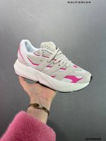 170 公司级Adidas Lightblaze 舒适防滑 新款阿迪达斯低帮跑步鞋 极致轻盈的Lightweight Upper设计 带来近乎裸足的舒适体验 中