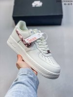 140 耐克 Nike Air Force 1 '07 Low 空军一号含气垫 低帮百搭厚底增高休闲运动板鞋。柔软、弹性十足的缓震性能和出色的中底设计，横跨复古