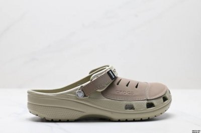 公司级Crocs卡骆驰 Classic Clog Bogota 轻便舒适 洞洞鞋 鞋面哑光皮革材质拼接 塑造稳重大气的男性气质 狭长气孔设计 可使湿气迅速排出