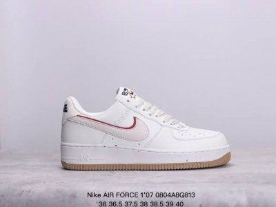 真标耐克nike Air Force 1‘07 Lx 空军一号低帮百搭休闲运动板鞋。柔软、弹性十足的缓震性能和出色的中底设计，横跨复古与现代的外型结合，造就出风