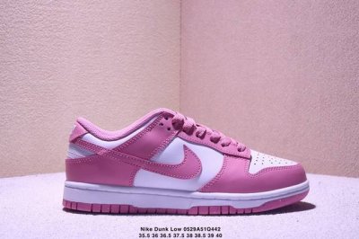 耐克 Nike Dunk Low Dunk Sb顾名思义 具有经典的Dunk血缘 又注入了更多的时尚元素 相较于普通的Dunk滑板鞋 改良版的Dunk Sb加厚