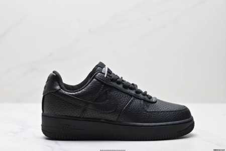 真标耐克Nike Air Force 1“07空军一号低帮百搭休闲运动板鞋。柔软、弹性十足的缓震性能和出色的中底设计，横跨复古与现代的外型结合，造就出风靡全球三 - 点击图像关闭