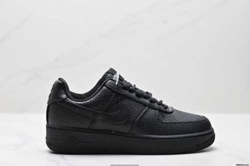 真标耐克Nike Air Force 1“07空军一号低帮百搭休闲运动板鞋。柔软、弹性十足的缓震性能和出色的中底设计，横跨复古与现代的外型结合，造就出风靡全球三