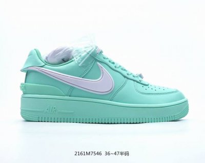 公司级ambush X Nk Air Force 1‘07 Low ”Phantom“ 联名款 空军一号低帮休闲板鞋 #鞋款鞋身以及内衬均采用了纯色皮革打造，标