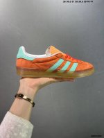 120 Adlidas Originals Gazelle Indoor ”橘红“ 这款阿迪达斯运动鞋是 1979年 Gazelle Indoor 运动鞋的复兴