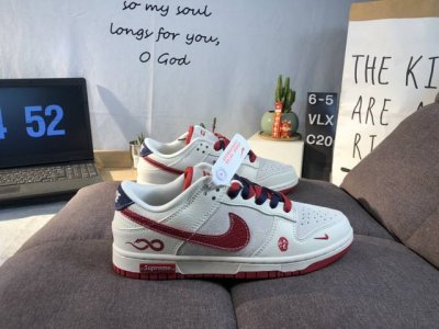 公司级 Nike Jordan Air Jordan 1“斯图西联名 卡其红勾” 高端定制 低帮 复古 减震 防滑 耐磨 篮球鞋 定制鞋盒 大厂纯原品质出货 超