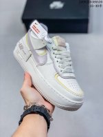 Nike 耐克低帮板鞋 空军一号 Af1马卡龙 Af1厚底增高百搭运动板鞋 Nike Air Force 1 “Shadow” 造型设计上与 Sacai X N