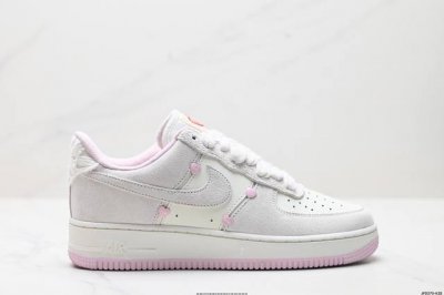 公司级耐克Nike Air Force 1“07Lx空军一号低帮百搭休闲运动板鞋。柔软、弹性十足的缓震性能和出色的中底设计，横跨复古与现代的外型结合，造就出风靡
