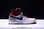 作为Air Jordan 1的元年配色之一，自1985年首次面世以来就有着超高的人气。 鞋身以优质皮革材质覆盖，并采用与元年相同的修长`85鞋型！标志性黑 红色