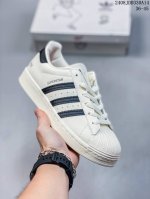 ad Originals Superstar 经典复古贝壳头板鞋 Eg4959 诞生于1969年 是第一双将全皮面鞋 身与橡胶鞋头结合在一起的低帮篮球鞋 Sup