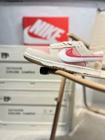 耐克Nike Dunk Low 板鞋Sb系列经典百搭休闲运动板鞋加厚鞋舌的填充，使舒适性大大提升，同时也更方便穿脱中底部分则加入了脚感柔软舒适Zoomair气垫