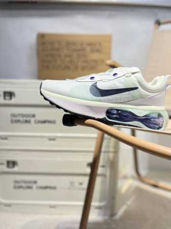 Air Max 半掌气垫运动鞋 机能风 该鞋款以黑色、铁灰色和白色的组合示人 酷感十足 鞋款最大亮点是足底和空心泡沫中底的新型Air缓震装置 带来了更为轻便柔软 - 点击图像关闭