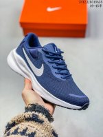 Nike Revolution 7透气 低帮 跑步鞋兼顾迅疾外观和稳固脚感，后跟覆面和中足动态支撑巧妙融合，缔造稳定顺畅的迈步体验 12Jjd315A25