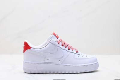 公司级耐克Nike Air Force 1“07 Lv8空军一号低帮百搭休闲运动板鞋。柔软、弹性十足的缓震性能和出色的中底设计，横跨复古与现代的外结合，造就出风