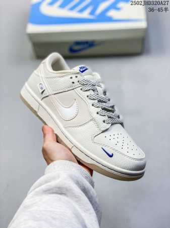 Stussy X Nike Dunk Low 流沙金 此款主张打破传统的工业化流水线设计限制，以Made By Ideas的超级创意为理念，集结众多潮流设计师， - 点击图像关闭