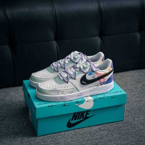 核心私 Nike Court Vision Low 校园风低帮复古篮球板鞋男女运动鞋。延续80年代复古篮球鞋，添加学院风细节。皮革组合鞋面，利落风格，重现复古篮