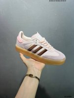 adidas Originals Samba W 百搭单品 Adidas Originals Samba 诞生于上世纪 50 年代，最早从传奇的室内足球鞋逐渐发