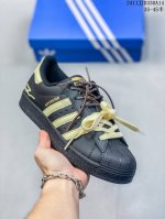 Ad Originals Superstar 经典复古贝壳头板鞋 Eg4959 诞生于1969年 是第一双将全皮面鞋 身与橡胶鞋头结合在一起的低帮篮球鞋 Sup
