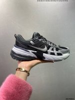 公司级Nike V2K Runtekk 减震防滑复古低帮跑步鞋 材质上使用大面积网眼 皮革 Tpu 组成 支撑和透气性肯定不错 中底处由 Cushlon 泡绵打