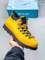 Native Fitzsimmons 3.0 欧包靴 鞋身采用环保eva材质打造，虽然看上去很沉，但实际上脚后却非常轻盈。鞋子最大的亮点在于可拆卸的袜套，清洗起