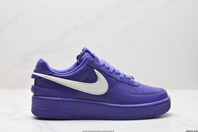 公司级ambush X Nk Air Force 1‘07 Low ”Phantom“ 联名款 空军一号低帮休闲板鞋 #鞋款鞋身以及内衬均采用了纯色皮革打造，标