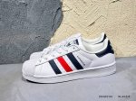 100 阿迪达斯Adidas Originals Superstar 贝壳头经典百搭休闲运动板鞋。 70年代诞生之初Superstar就定位于低帮篮球鞋，由于贝