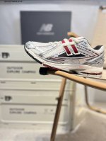 new Balance 1906系列复古老爹风休闲鞋 #采用轻质牛剖革拼接透气网眼衬垫织物鞋面材质 T-Beam大底提供足步弓支撑 保持步态稳定 后跟搭载外露缓