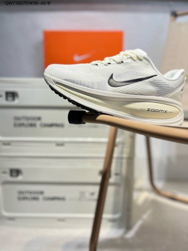 Nike Vomero 18 耐克 舒适减震防滑 低帮跑步鞋 全掌Reactx泡绵中底 前掌和后跟还配备了Air Zoom气垫单元 据说跑起来更快更舒适哦 这次