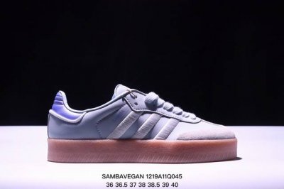 Adidas 阿迪达斯 男女运动鞋 三叶草 Hello Kitty 猫 Sambavegan休闲鞋德训复古板鞋经典运动鞋，采用环保设计的焕新adidas Sam