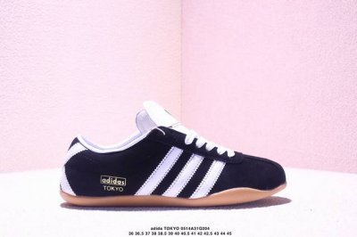 公司级Adida阿迪达斯Tokyo Pack舒适百搭经典休闲运动鞋 此次为Tokyo系列带来三双全新配色，清爽蓝色绒面搭载白色皮革三条纹，增添了复古干净的印象；
