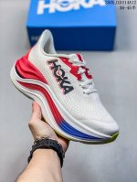 公司级 Hoka One One推出全新路跑训练鞋款Skyward X厚底增高运动老爹鞋，助力跑者轻松开跑。Hoka推出了一款定位于顶级缓震的现象级跑鞋 Sky