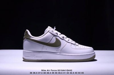 耐克Nike Air Force 1 Low 空军一号低帮百搭休闲运动板鞋。柔软、弹性十足的缓震性能和出色的中底设计，横跨复古与现代的外型结合，造就出风靡全球三