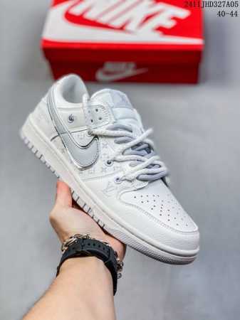 耐克 Nike Dunk Low Retro 运动鞋复古板鞋 双鞋带 解构绑带，作为 80 年代经典篮球鞋款，起初专为硬木球场打造，后来成为席卷街头的时尚标杆， - 点击图像关闭